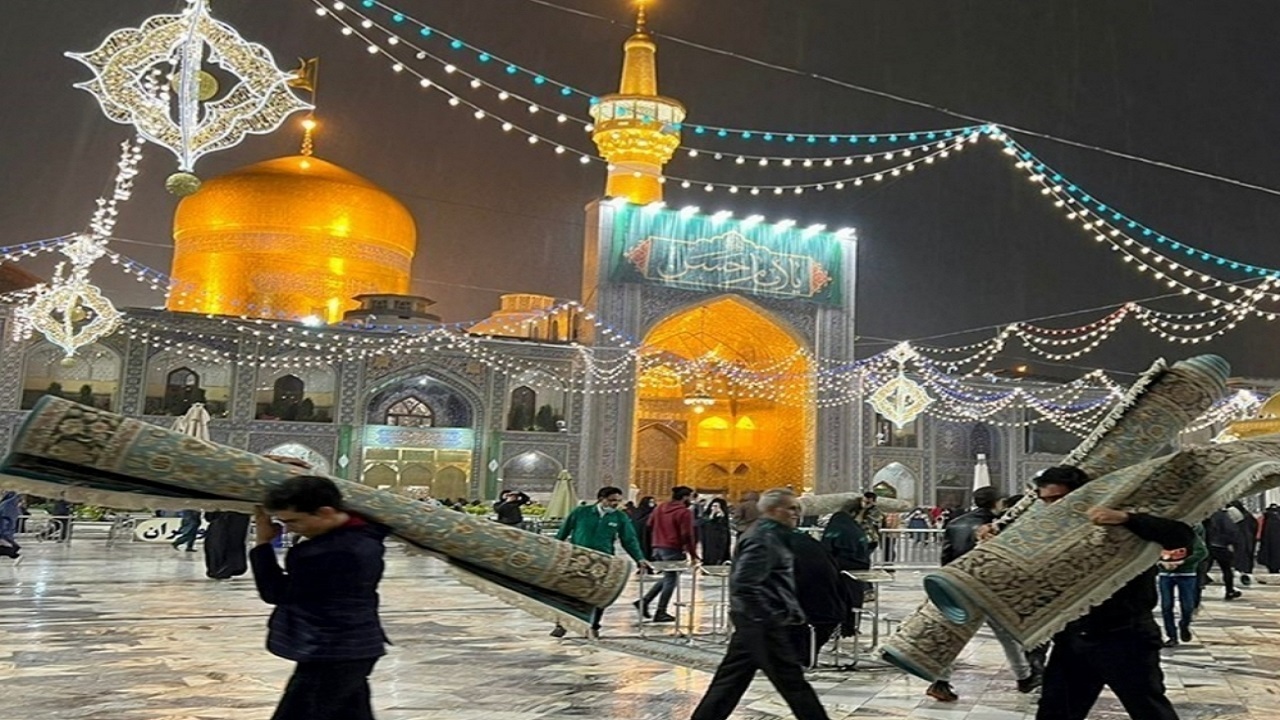 فیلمی از لحظه بارش باران در حرم رضوی هنگام مراسم خاکسپاری شهید آیت الله رئیسی