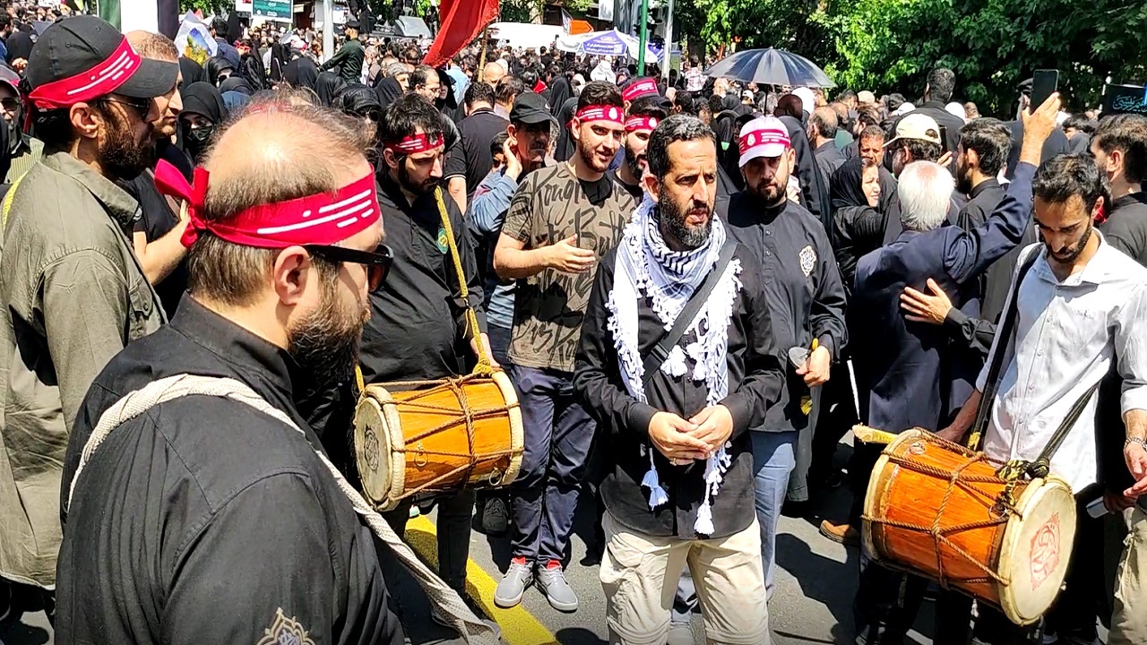 دمام زنی و عزاداری در حاشیه مراسم تشییع رئیس جمهور شهید و همراهانش در شهر تهران