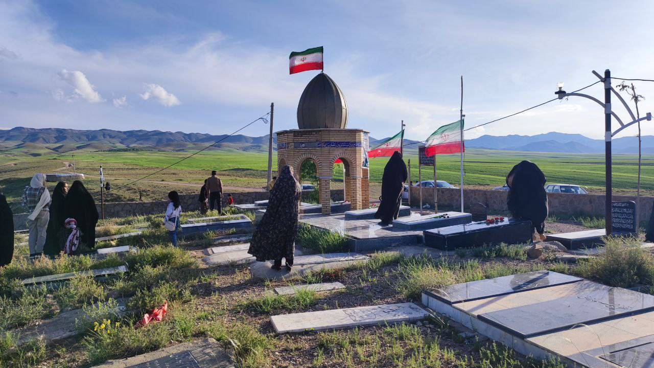 نمایی از گلزار شهدای روستای توآباد