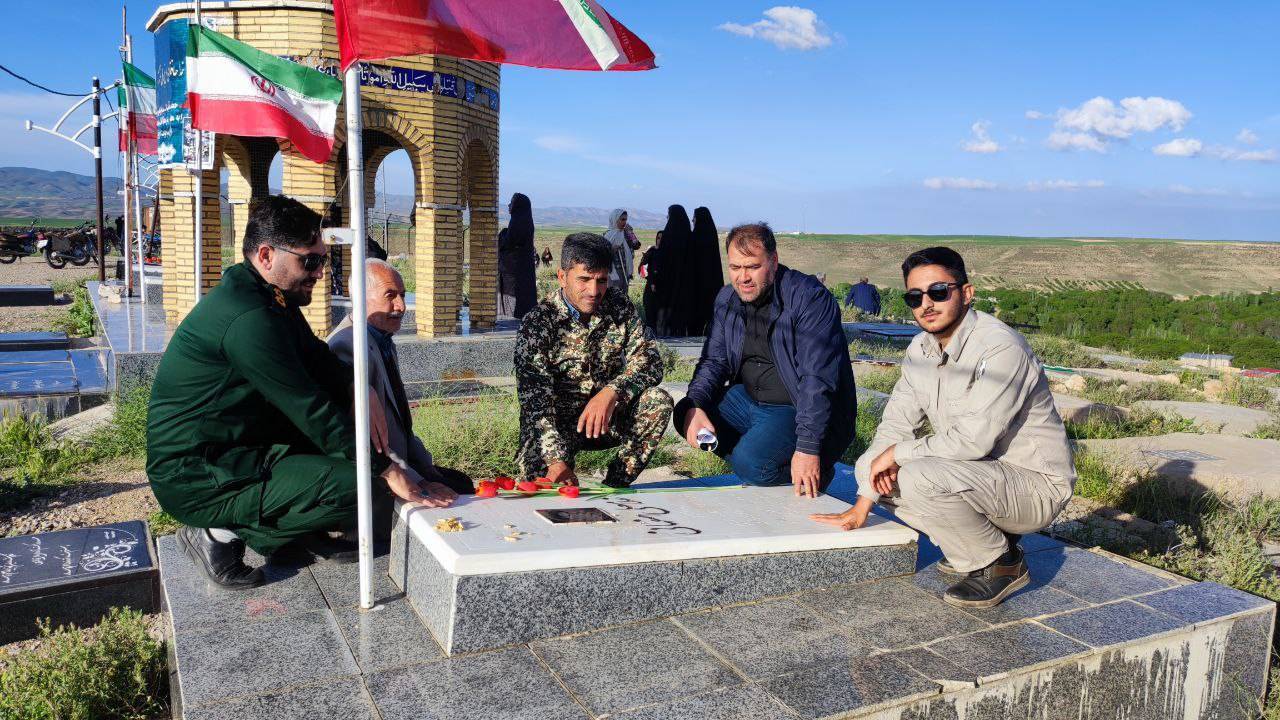 غبارروبی و عطرافشانی گلزار شهدا