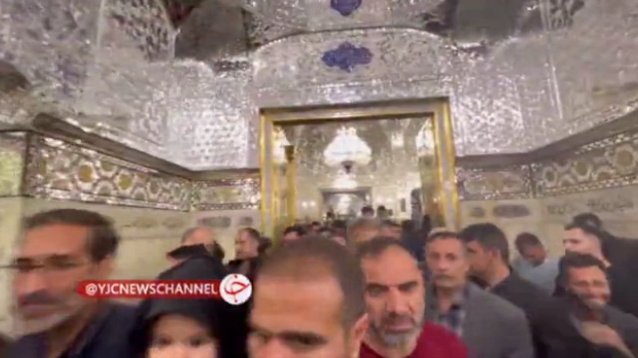 صف زیارت مزار شهید رئیسی در بارگاه امام رضا (ع)