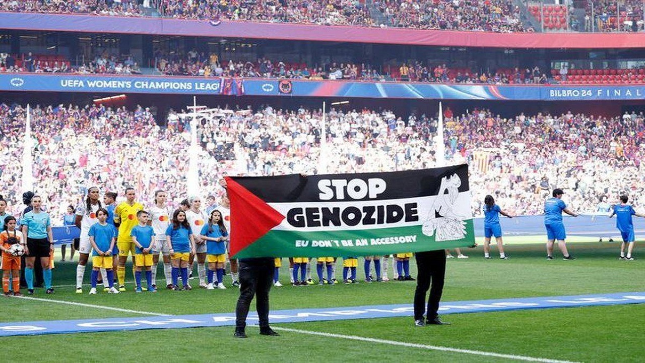 نمایش پرچم فلسطین در بازی فینال لیگ قهرمانان زنان اروپا + فیلم