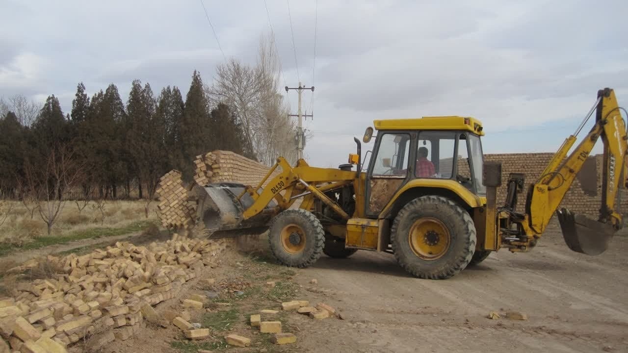 قلع و قمع ۹ بنای غیرمجاز در اراضی شهرستان تاکستان