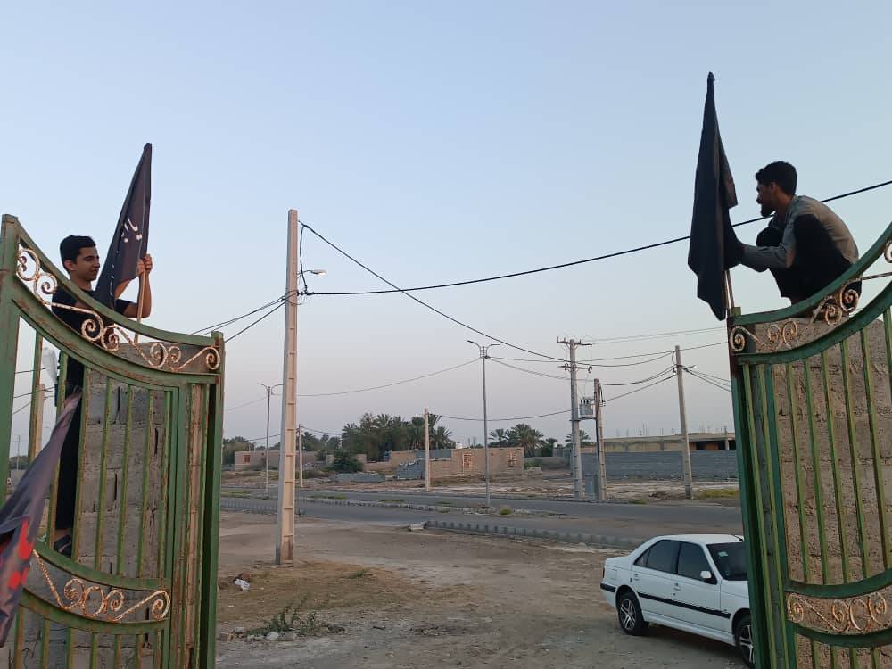 آویختن پرچم سیاه