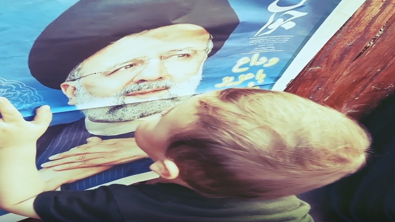 ابراز محبت کودکی به تصویر سید محرومان در مشهد مقدس + فیلم