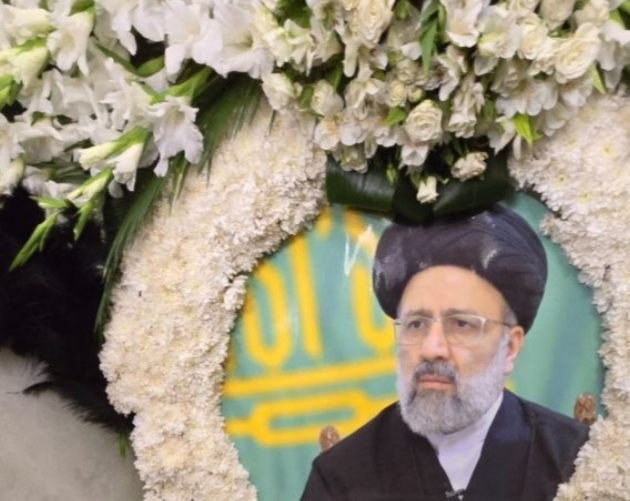اهدای گل به عکس شهید آیت الله رئیسی توسط مردم زهکلوت + فیلم