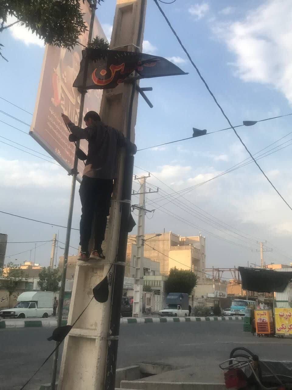 نصب پرچم سیاه در رثای رئیس جمهور فقید نصب پرچم سیاه در رثای رئیس جمهور فقید