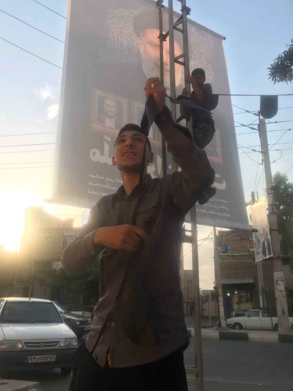 نصب بنر سیاه در قشلاق جیتو نصب بنر سیاه در قشلاق جیتو