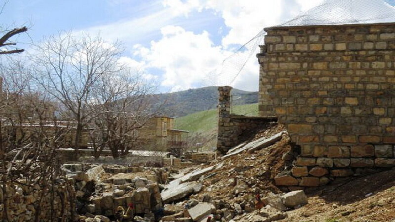 ریزش دیوار روستایی در مهاباد با یک کشته و سه زخمی