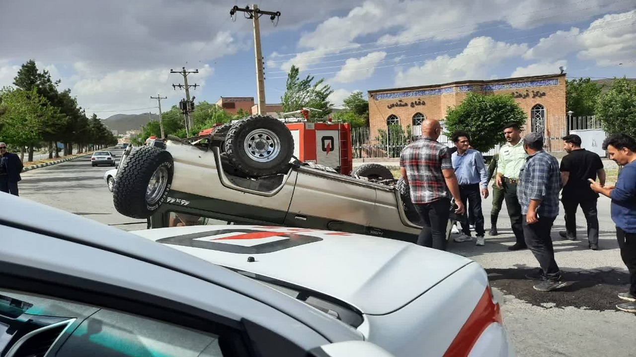 امدادرسانی آتش نشانان به مصدومان حادثه تصادف