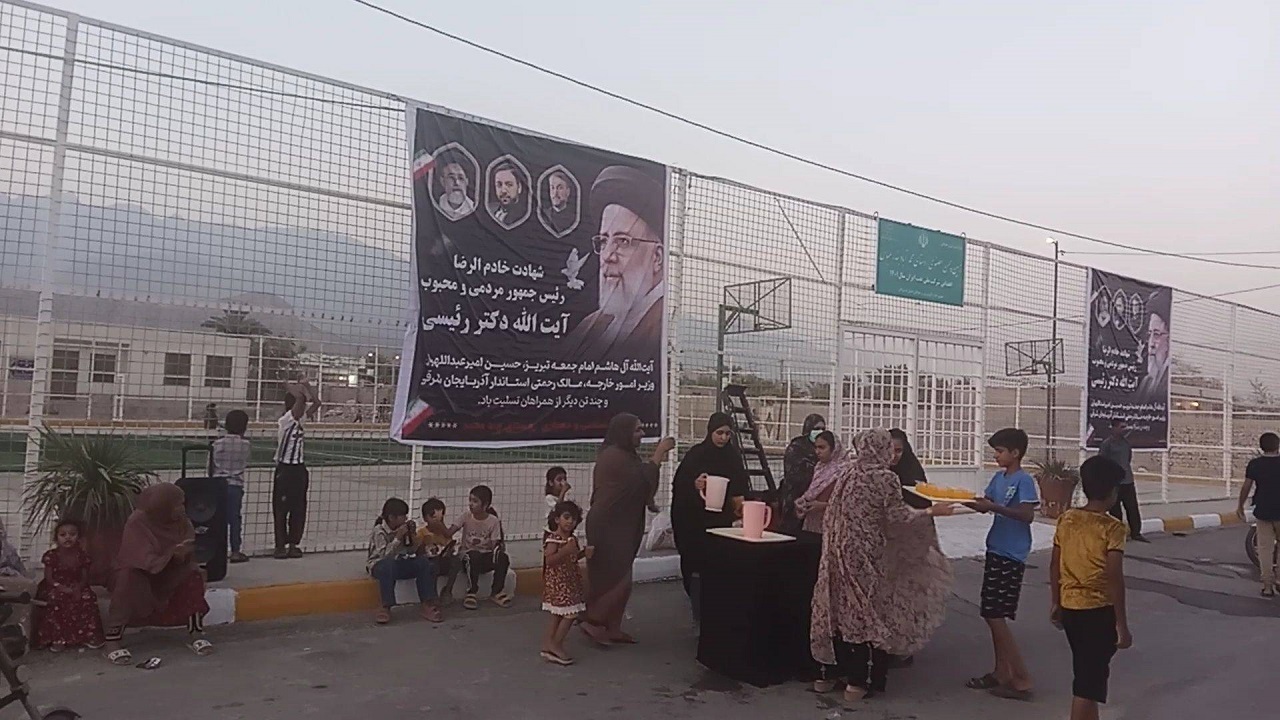 ادای احترام اهالی روستای چاه محمد به رئیس جمهور شهید با برپایی ایستگاه صلواتی + تصاویر