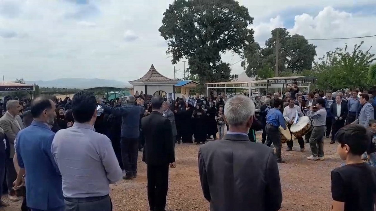 سینه زنی اهالی روستای قرعلیوند در سوگ شهادت رئیس جمهور و همراهانش + فیلم