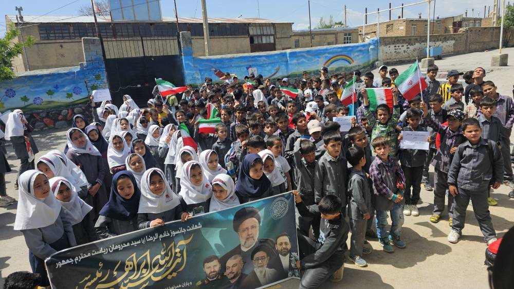 سوگواری دانش آموزان مدرسه برای رئیس جمهور