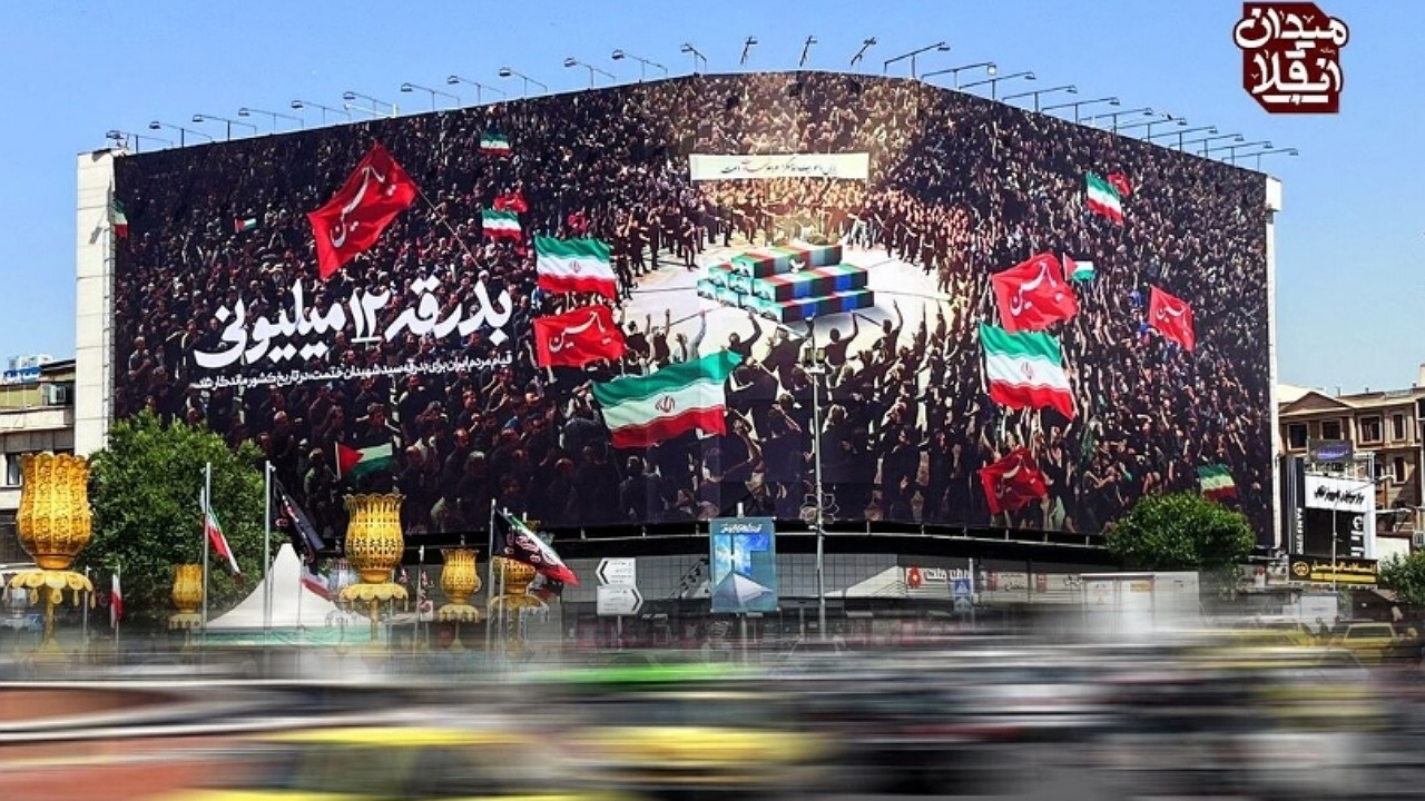 بدرقه ۱۲ میلیونی رئیس‌جمهور شهید روی دیوارنگاره میدان انقلاب اسلامی