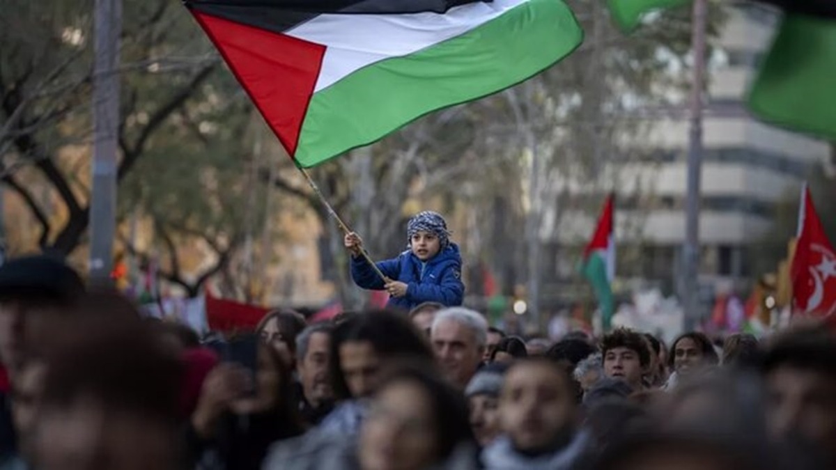 بالا بردن پرچم فلسطین در پارلمان فرانسه + فیلم