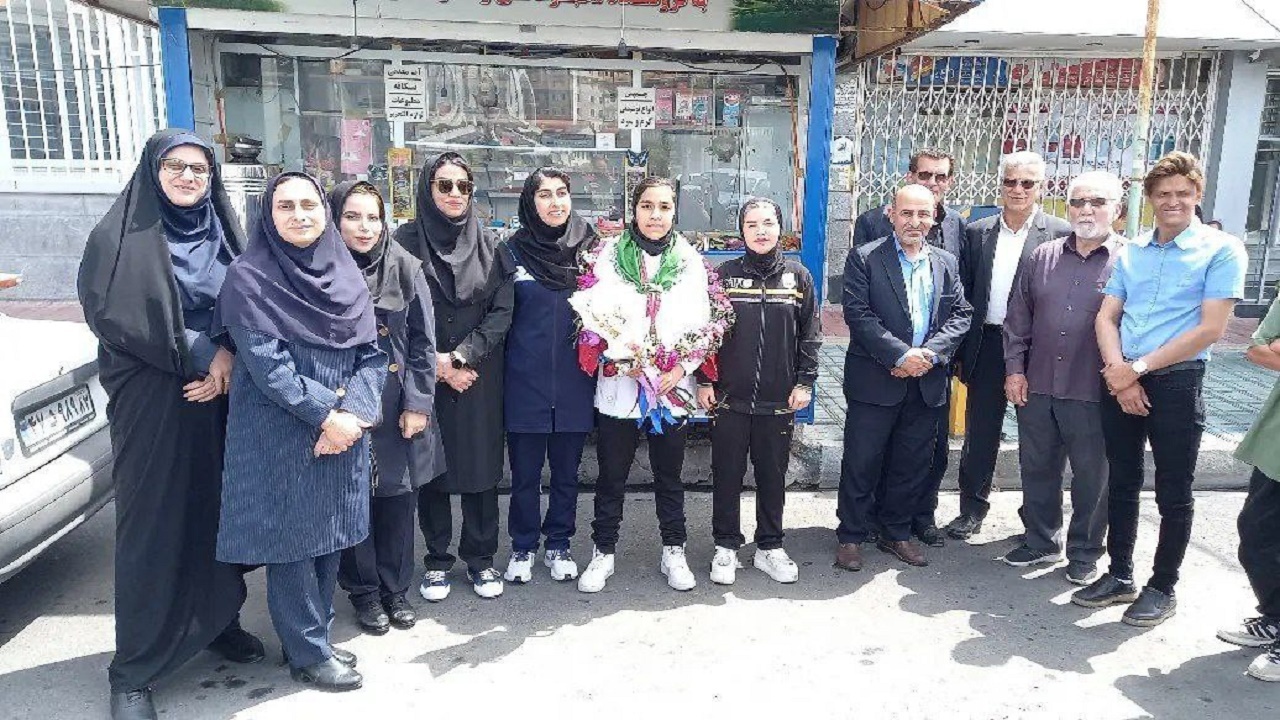 استقبال از صادق تبار قهرمان مسابقات فوتبال آسیای مرکزی + فیلم