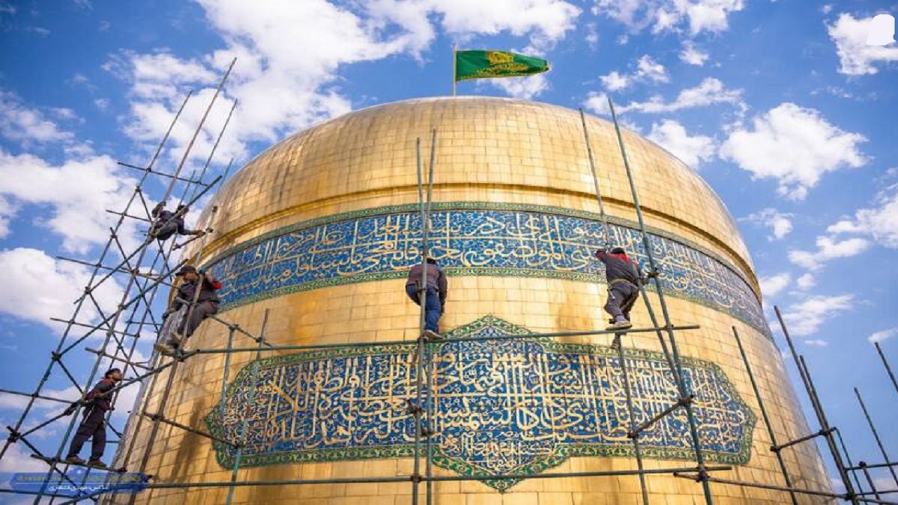 تصاویری زیبا از شست‌وشوی گنبد مطهر امام رضا علیه‌السلام در آستانه عید سعید غدیر + فیلم