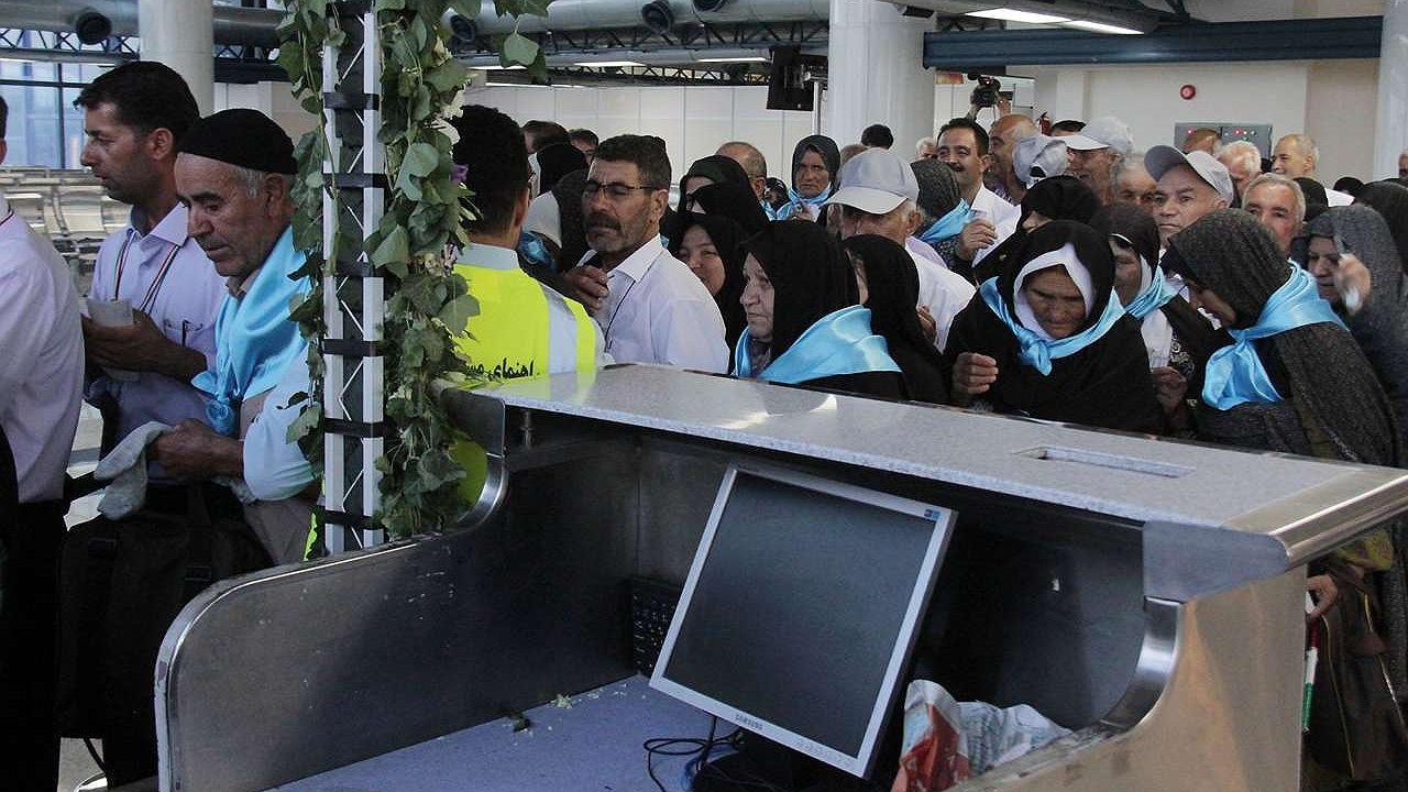 نخستین پرواز بازگشت حاجیان خراسانی وارد فرودگاه مشهد شد