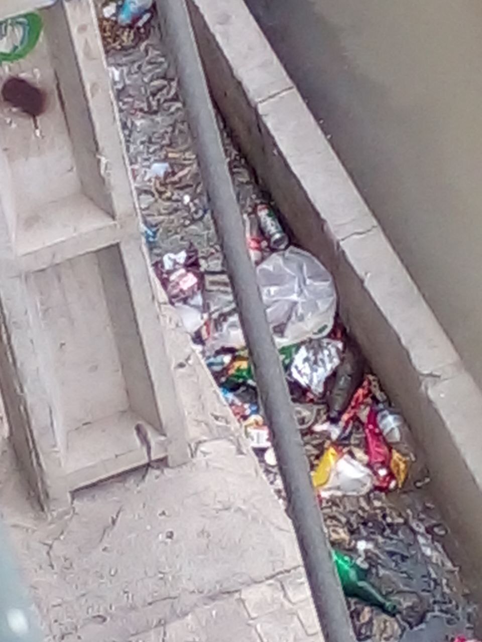 انباشت زباله در جوی فاضلاب