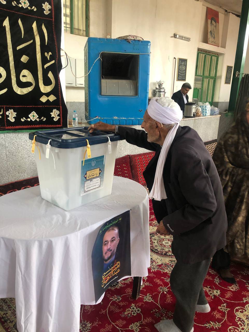 پیرمرد 100 ساله در پای صندوق رای