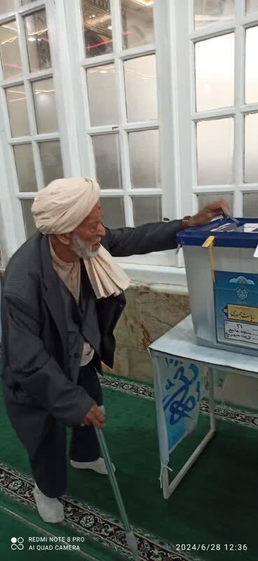 حضور پیرمرد در پای صندوق رای
