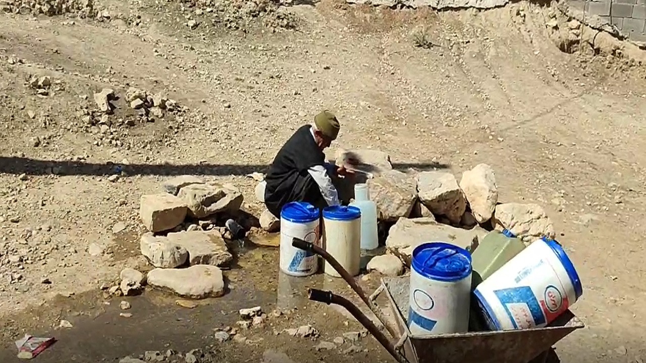 مشکل ادامه دار قطعی آب در روستای مله کبود + فیلم