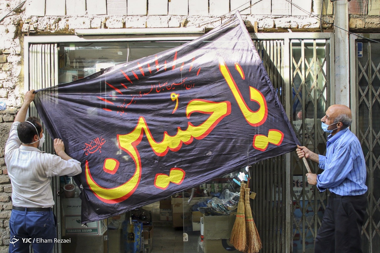 نصب پرچم عزای امام حسین نصب پرچم عزای امام حسین
