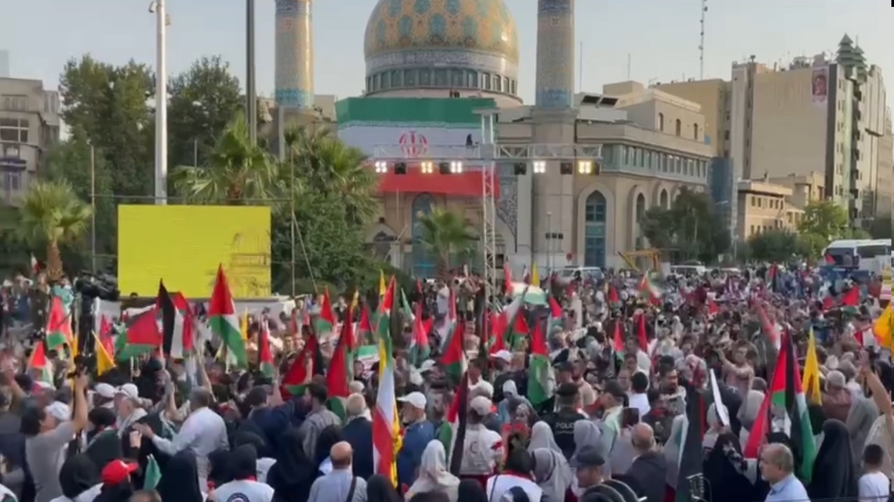 مراسم میزبانی از خانواده شهدای غزه در میدان فلسطین تهران برگزار شد