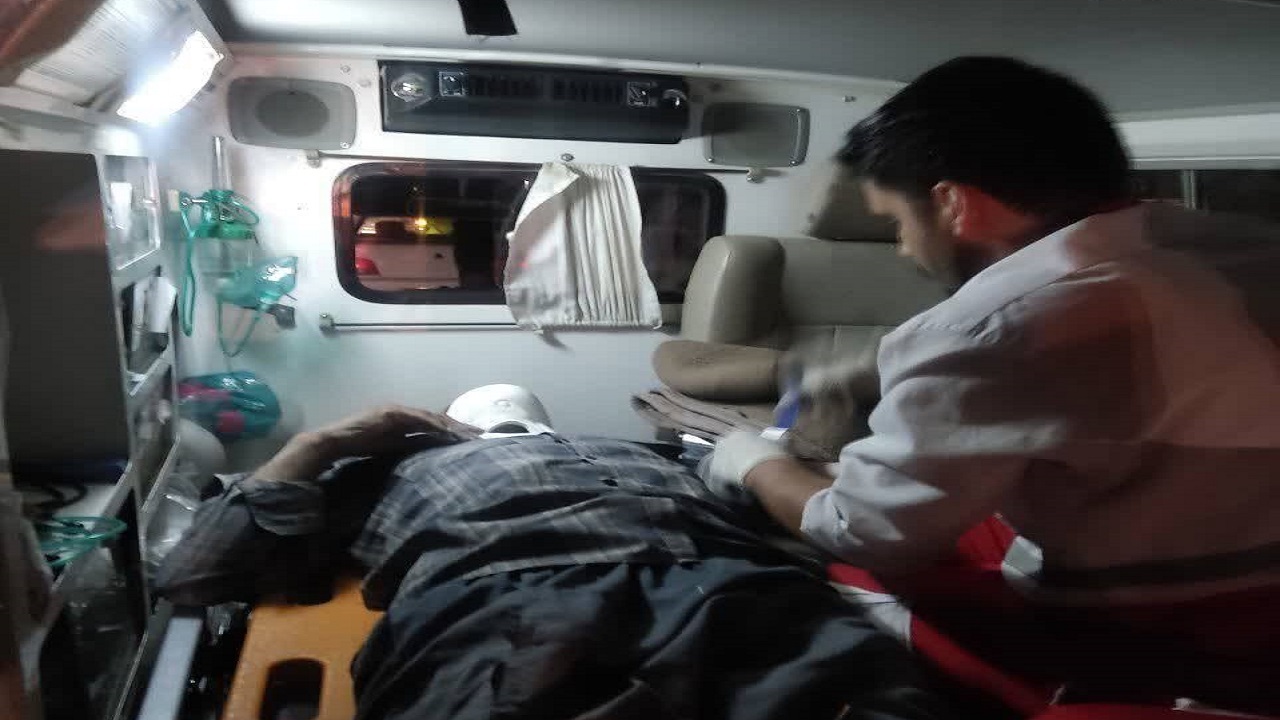امدادرسانی به دو مصدوم و حادثه دیده در محور شهرکرد به شلمزار