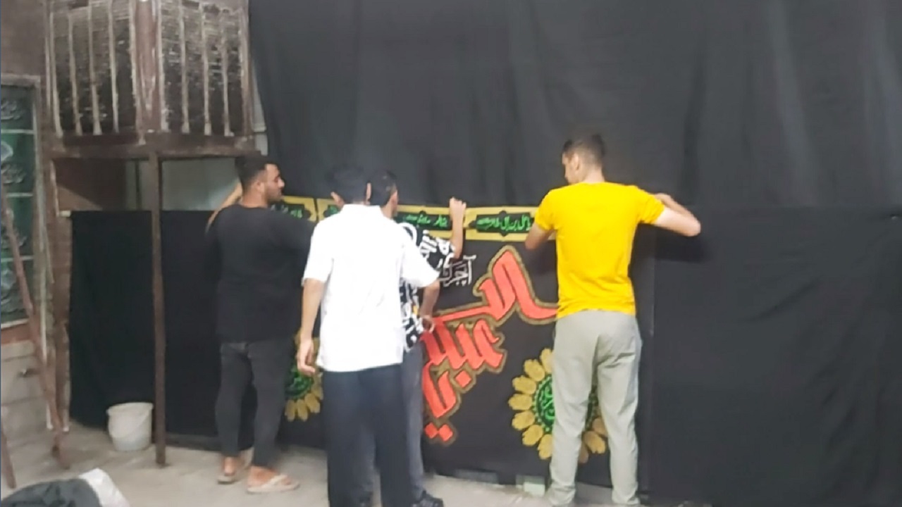 آماده سازی و سیاهپوش کردن محله سی متر جی تهران در آستانه ماه محرم + فیلم