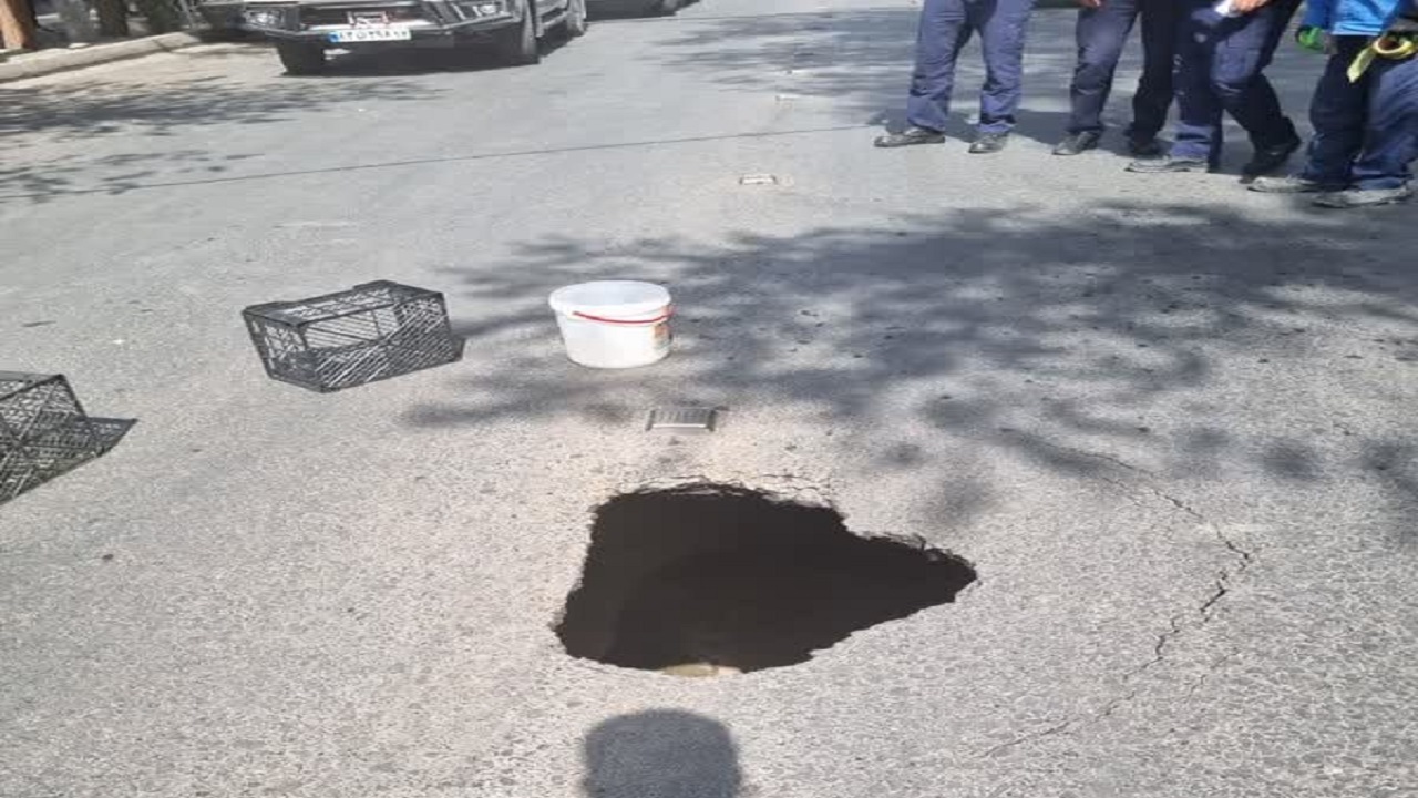 نشست خیابان آپادانا اصفهان به علت ریزش خط لوله انتقال فاضلاب