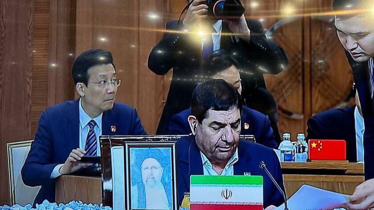 عکس شهید رئیسی روی میز مخبر در اجلاس شانگهای