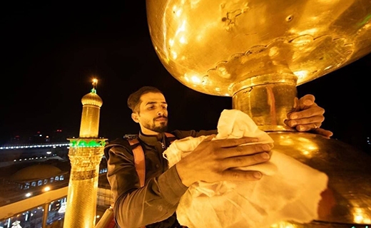 شستشوی گنبد حرم امام حسین (ع)
