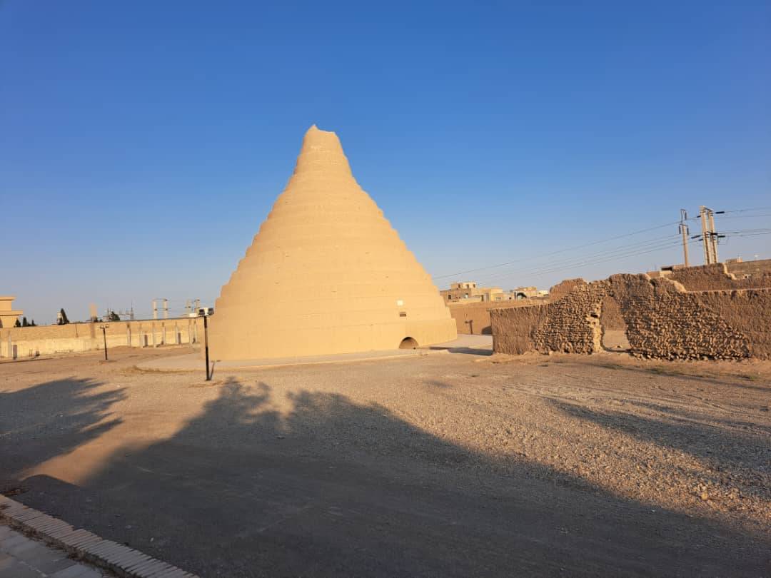 نمایی از یحچال خشتی در ابرکوه