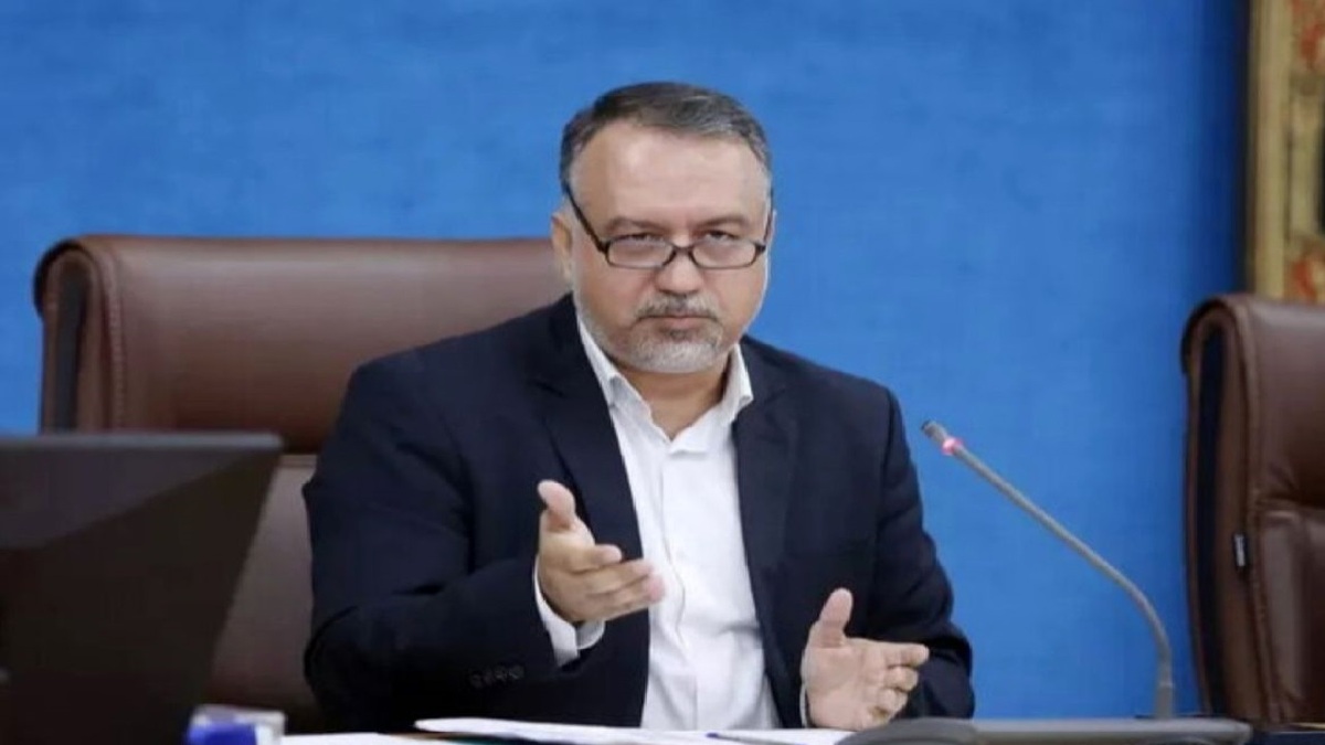 انتظار مردم پشت درب‌های شعب اخذ رای قبل از آغاز فرآیند انتخابات