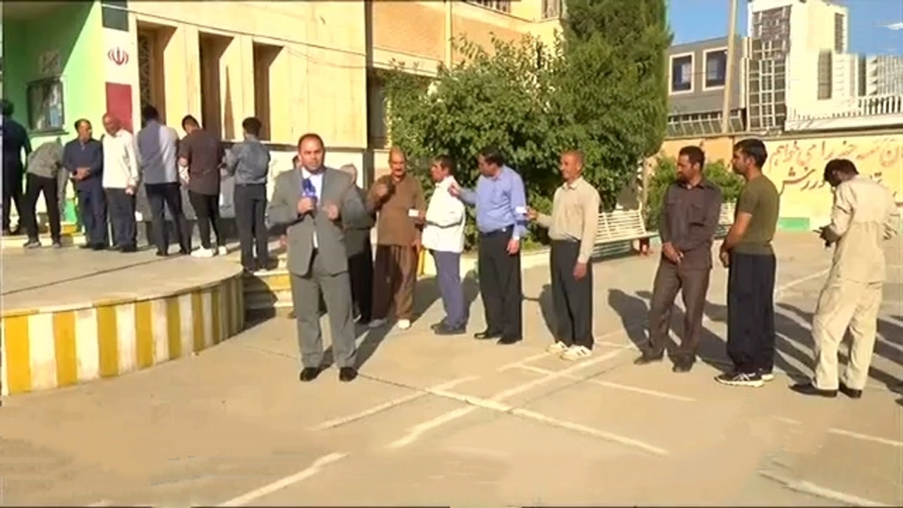 انتظار مردم پشت درب‌های شعب اخذ رای قبل از آغاز فرآیند انتخابات