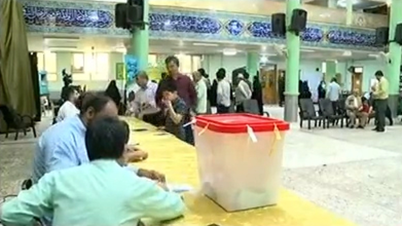 شرکت کردن زائران حرم امام رضا (ع) در انتخابات