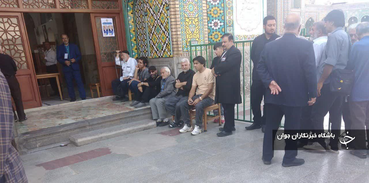 حضور پرشور مردم قم در دقایق آغازین رای گیری