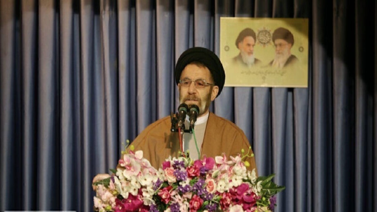 شایسته‌ترین فرد برای تکمیل کارهای نیمه‌تمام شهید جمهور انتخاب شود