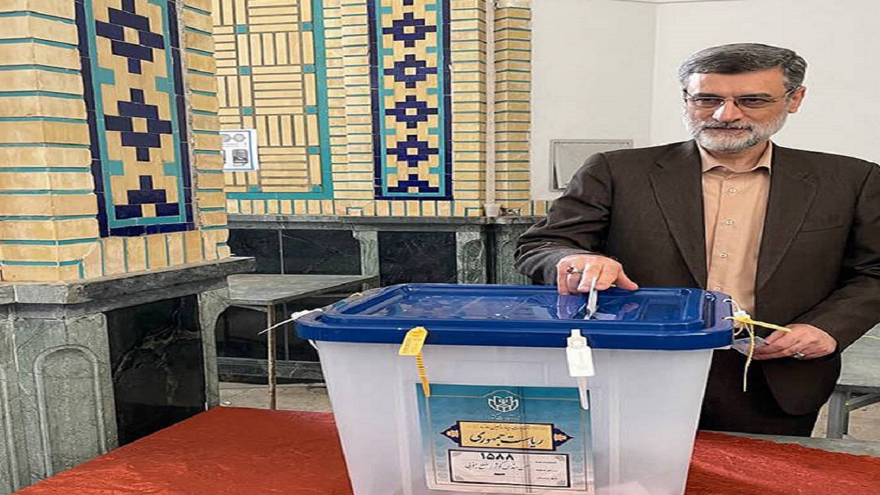 قاضی‌زاده هاشمی رای خود را به صندوق انداخت