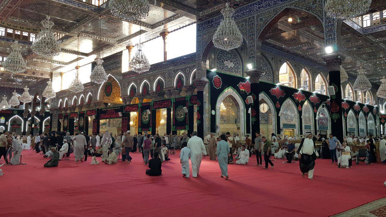 نصب پرچم های سیاه در حرم امام حسین(ع) نصب پرچم های سیاه در حرم امام حسین(ع)