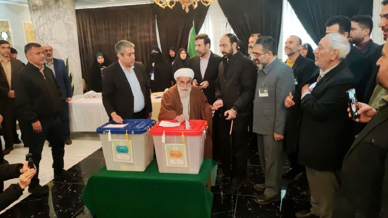 آیت‌الله جنتی رای خود را در صندوق انداخت