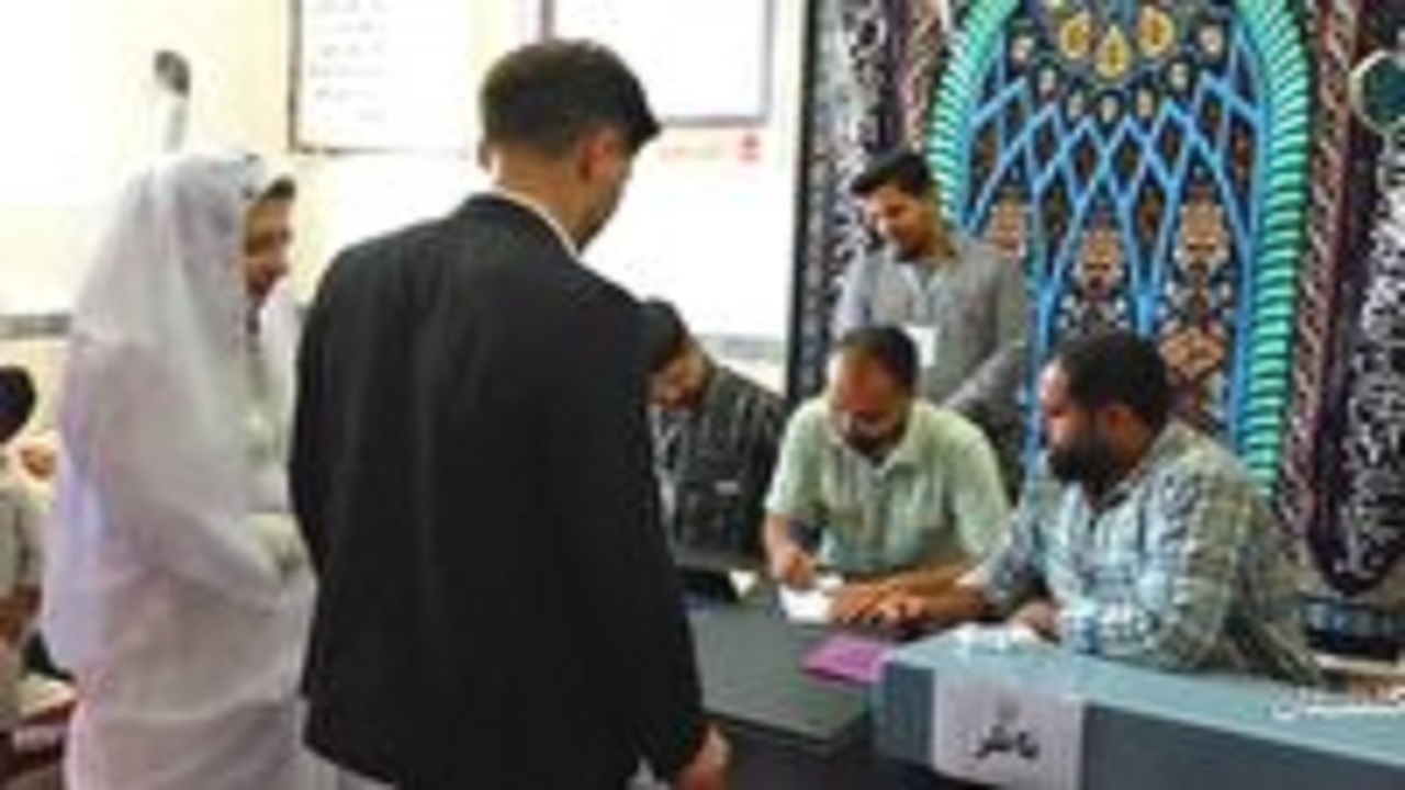 عروس و داماد گلستانی رای خود را به صندوق انداختند
