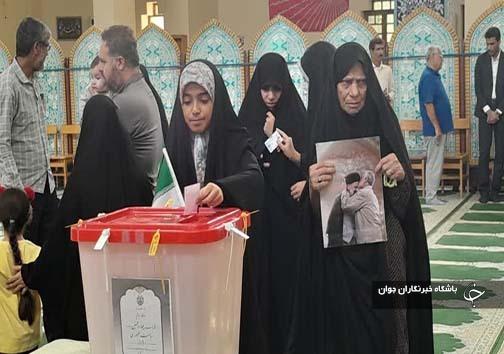 حضور پرشور هرمزگانی&zwnj;ها در شعب اخذ رأی + عکس وفیلم