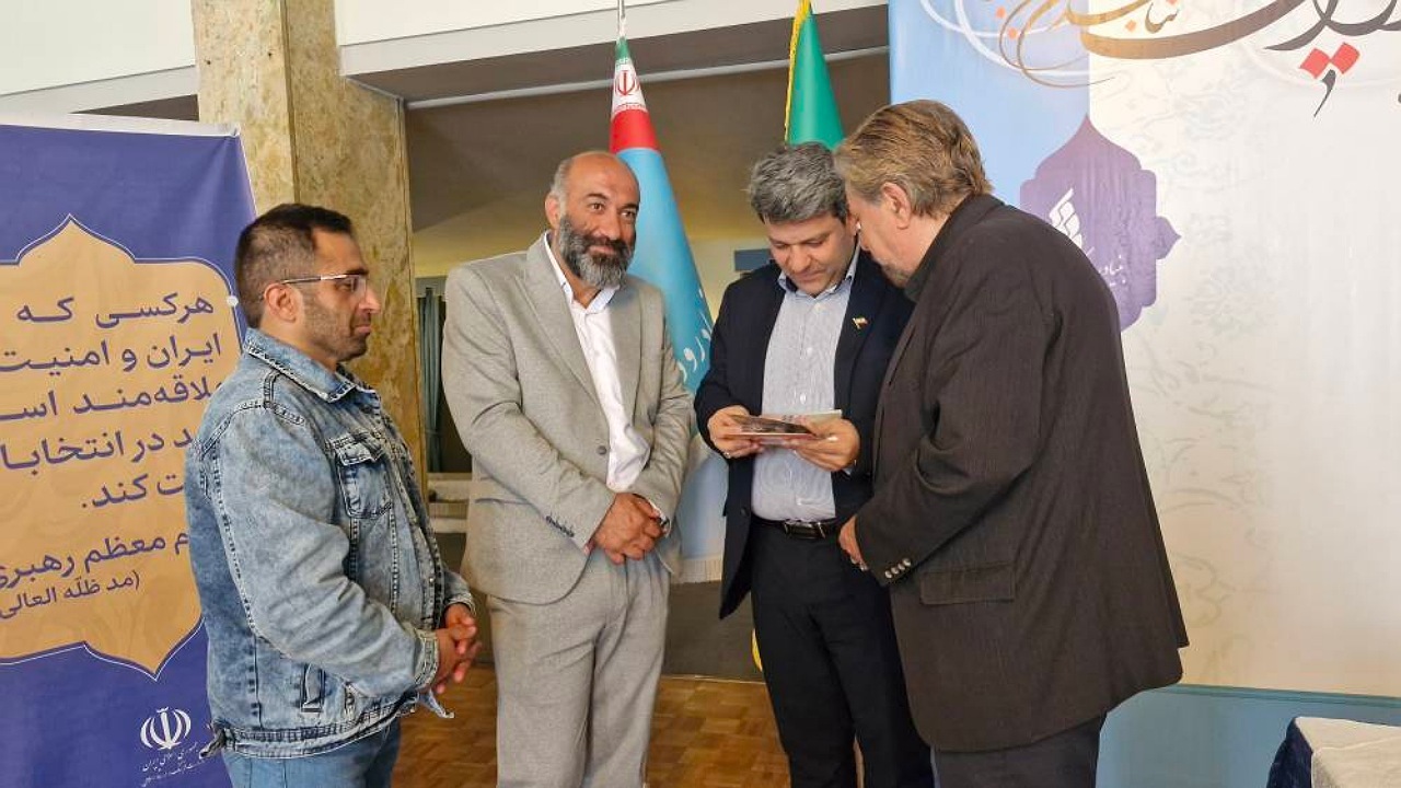 رئیس سازمان سینمایی رأی خود را در صندوق تالار وحدت انداخت