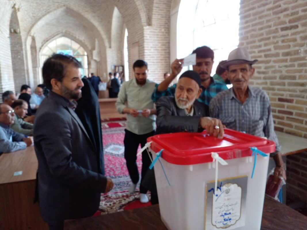 شرکت پیرمرد کهنسال در انتخابات ریاست جمهوری شرکت پیرمرد کهنسال در انتخابات ریاست جمهوری