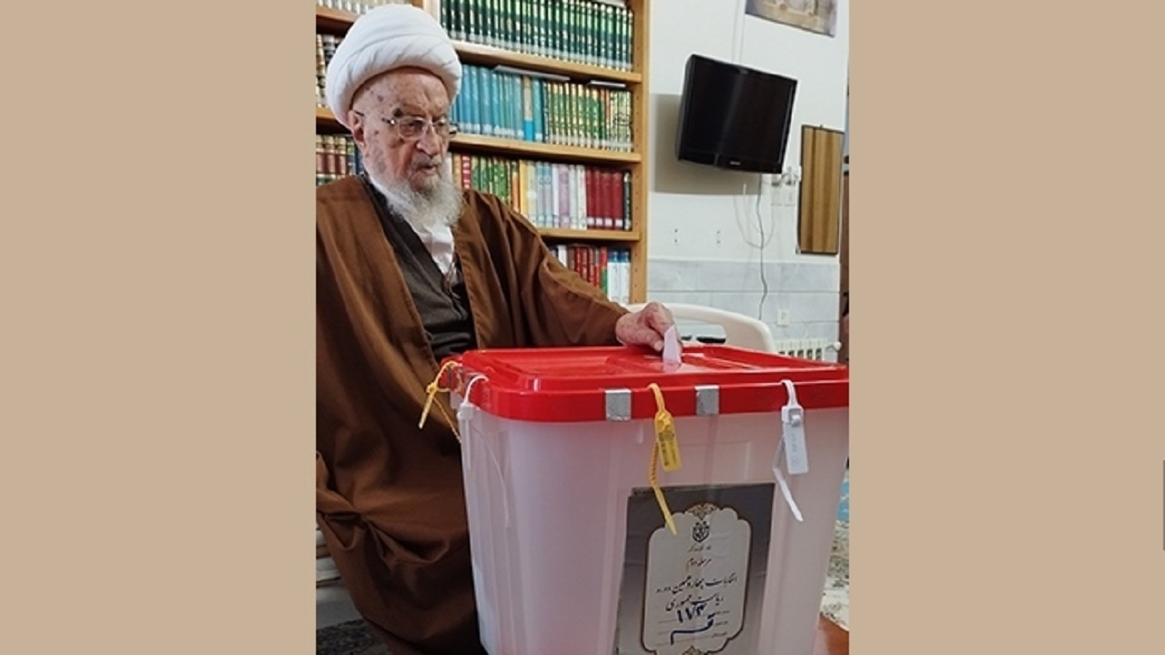 آیت الله مکارم شیرازی  رای خود را به صندوق انداختند