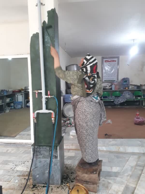 کمک بانوان به آماده سازی مسجد