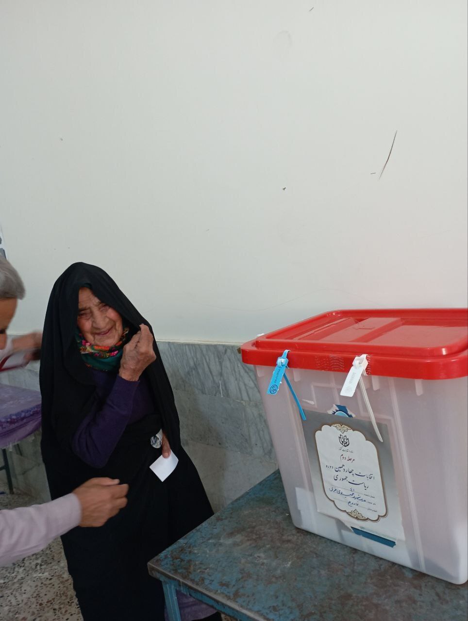 حضور پیرزن 100 ساله