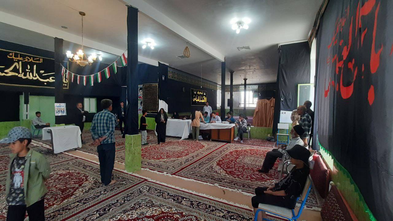 حضور مردم روستا در محل اخذ رای